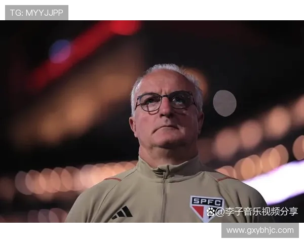 迈尼昂:从青涩门将到足球世界的璀璨明星之路 迈尼昂:从青涩门将到足球世界的璀璨明星之路